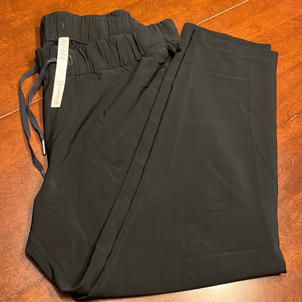 Lululemon black travel pants. Nice condition.